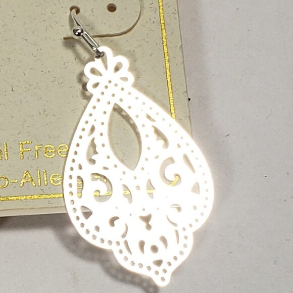 Elegant and Stylish - Silver Tone Filigree Teardrop Earrings for Sensitive Ears - Picture 4 of 7